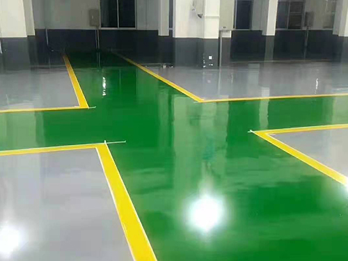 下面介紹環(huán)氧地坪施工過程中正確的攪拌方法。